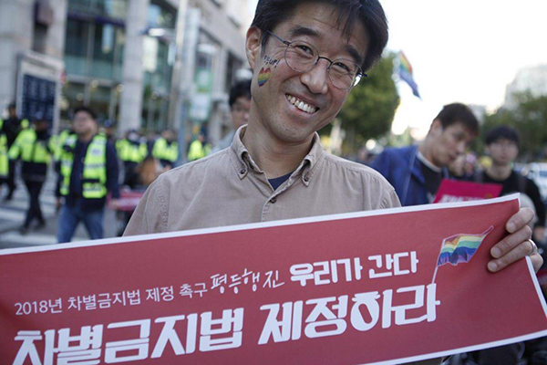 (왼쪽부터) 차별금지법 제정을 촉고하고자 거리로 나선 김도현 대표와 활동가들 ⓒ김도현 장애와 관련된 다양한 주제들을 연구하고 토론하는 노들장애학궁리소는 참고도서들로 빼곡했다 ⓒ서진영